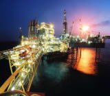 据WENews.com网站休斯敦报道，据知情人士透露，阿曼石油公司(Oman Oil Co.)计划在审查重组其业务选项之际出售位于阿曼国内的一个关键天然气田的10%股份。