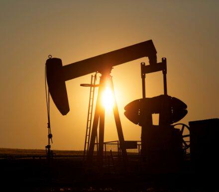 原油库存连续八周下降，汽油库存降幅超预期提振油价，同时美元下挫也为油价提供一定的动能，但供给过剩的担忧仍未消退，短期油价或维持高位震荡；操作上，逢回调企稳短多