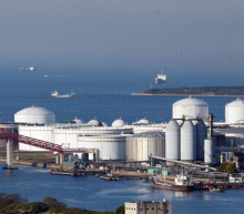 美国EIA公布的数据显示，截至01月14日当周原油库存八周来首次上升，精炼油库存跌幅...