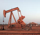 据道琼斯消息，Evercore ISI称，原油需求仍然健康，而且可能进一步向上修正。该券商称，欧佩克正在兑现其减产承诺，全球原油库存正在下降。Evercore ISI称：“我们预计布