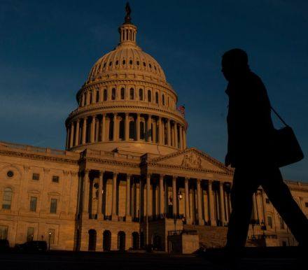 国会刚刚批准的9000亿美元的新冠疫情救助计划包含数十亿美元的援助，其中有专门针对雷诺兹等陷入困境的小公司。去年春天，Arrichion从政府早期的经济援助计...