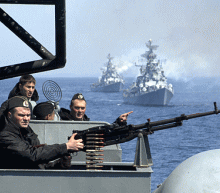 近日，美国国会参、众两院共同推动了一项对俄罗斯施加制裁的议案。据今日俄罗斯电视台报道，当地时间7月25日，美国众议院以419票赞成3票反对的绝对多数通过了新法案。根据法案草案，新制裁将针对俄罗斯的能源、金融、铁路、航运以及金属和采矿部门