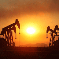 油价重新拐头向下的迹象，虽然API原油库存意外录得下降使得油价有所反弹，但因美元在上周录得近3年低点88.24后持续反弹，以及美国原油产量预期均限制油价涨幅，油价短期或面临进一步回调风险。操作上，顺势做空