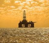 在经历11月的大跌后，油价在12月首个交易日大涨。沙特和俄罗斯延长限产协议、加拿大实施产量限制抵消了卡塔尔退出OPEC带来的负面影响...