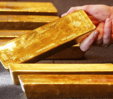 美国经济数据不佳，但美联储官员对于数据乐观；经过昨日“胖手指”事件多头大受打击，美联储主席今晚将发表演讲，市场预期继续释放偏鹰派言论的可能，短期金银下行风险加剧；操作上反弹抛空。