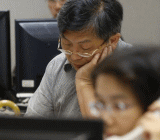 美股周二大幅收高，道指涨逾510点。三大股指涨幅均超过2%，科技股大涨推动纳指上涨超过2.6%。市场密切关注联储官员讲话，以评估美联储降息前景。美联储主席鲍...