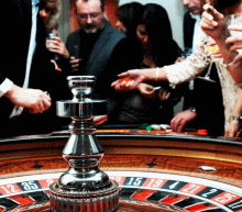 朝鲜核弹威胁解除，地缘政治局势紧张程度有所缓解，均提振了市场风险投资偏好。现中美股市大涨正面牵引港股延续升势，但人民币结束连涨未能给港股有力支撑，上升动能缺乏，并且大盘提前快速拉升表现或有盘整需求