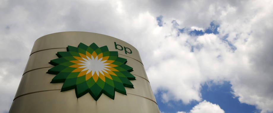能源巨头英国石油公司（BP）周二公布的全年净亏损高于预期，此前的12个月里，全球石油和天然气行业面临着大量的坏消息。