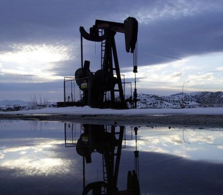 据道琼斯消息，美国能源信息署（EIA）发布的美国石油产量月度报告显示2017年11月份美国石油产量从10月份的970万桶/日增加至超过1000万桶/日...