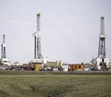 昨日公布的 EIA 原油库存超预期增加，汽油库存同样大幅增加，对行情形成利空影响，数据公布后，价格出现大幅的跳水，日线最终收线中阴线，随着美指近期的强势走高，预计原油价格走势以高位回落为主，操作建议逢高做空