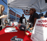 美国 截至1月27日当周 初请失业金人数(万)为23，前值为23.30，预期为23.50,；美国当周初请失业金数据已经连续152周低于30万关口，连续时间创1970年以来最长