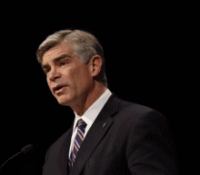 小公司确实在努力获得资本。与我交谈过的一些银行家担心他们的商业计划无法以更高的利率实现。整个夏天我经常听到这个警告。这就是为什么我们应该...