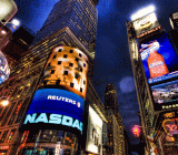 时至今日，市场分析师依然对上周四美股暴跌的真正推手议论纷纷。上周五美盘初，美股三大股指延续跌势，纳指一度跌超5%...