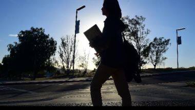 举例说，今天美元涨得厉害，原油价格又猛泻，白金昨夜又跌停板，黄金本身跌破什么十日、三十日、一百八十日、二百五十日平均线，这时候，任何一个专家都会建议你做空头，卖出黄金，你也这样看。好了，本来都很对，突然间，今晚美国总统被枪手行刺，中了一枪（当然，这些都是虚构、假设），整个金融市场马上大乱，国际金价在几分钟跳空狂升五十美元一盎司。我们不是恐怖分子的首领，我们怎么可能事先知道有这样一个惊天暗杀的大阴谋呢！白天那样的情况当然做空头，现在错也无话讲，因为谁都会是这样的思维方式，错是难免的