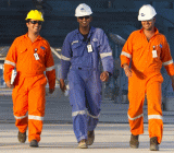 国际原油价格周三亚洲时段下滑1%，因行业数据显示美国原油库存增加，拖累美国WTI原油重回50美元下方，而且石油输出国组织(OPEC)供应持续处于高位也拖累布伦特油价