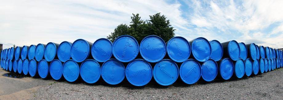 俄罗斯天然气工业股份公司是苏联解体后在原苏联天然气工业部的基础上建立起来的。俄罗斯现任总理切尔诺梅尔金是该部的老部长，也是该公司的前总经理。 газпром是俄罗斯最大的天然气生产企业，也是世界最大天然气公司。1995年其天然气储量为49.27万亿立方米，天然气产量为5595亿立方米，均居世界十大天然气生产公司的首位。外汇收入超过150亿美元。此外，向独联体国家每年约出口800亿立方米。1995年公司的资本投资为229315卢布，净收入34330亿卢布， газпром继承了前苏联统一的供气系统，拥有21个天然气生产企业、9个研究所、6个工程局、6家服务公司，直属企业和子公司的职工总计36万人。根据俄罗斯总统令，газпром正在实施私有化，部分股权已在西方上市。现阶段，国家仍控股40%，计划3年后将完全私有化。公司总裁是维亚希列夫 （Вяхирев Р。И。）