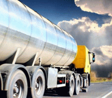 虽然美国原油库存增幅小于预期，同时美元也徘徊低位，但美国原油产量继续走高令投资者担忧情绪升温，恐进一步威胁减产行动，同时美联储加息预期升温，美元也在蠢蠢欲动，对油价也有一定威胁，建议逢高抛空