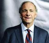 美国上周提出拟对进口钢及铝材征收关税，全球市场对贸战爆发忧虑升温，全球最大对冲基金Bridgewater(桥水)创办人达利奥(Ray Dalio)周一在网上撰...