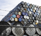 4月23日，原油期货价格油价小跌，因美国活跃钻机数量增加暗示该国石油产量将进一步上升。在原本看涨油价的环境下，这是抑制油价的仅有几个因素之一。但亚洲买...