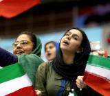 由于制裁被重新实施，油价周一走高，但主要原因是沙特阿拉伯的石油产量在7月份下降至每日1029万桶，较上月减少20万桶。产量下降令人感到意外，因为沙特阿拉伯似...