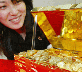 季节性因素使得黄金存在回落空间，但长期多头趋势未改，投资者可以考虑逢低买入