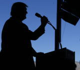 美国白宫22日表示，美国政府将于5月2日起不再给予部分国家和地区进口伊朗石油的制裁豁免，以全面禁止伊朗石油出口。分析人士认为，美国此举不仅难以令伊朗屈服...