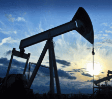 伊拉克供应受阻，EIA库存数据中性偏空，走势上呈现出震荡走弱，美市盘前对于明年供求平衡可能改变的担忧提振了油价，但EIA库存数据仍是限制油价涨幅的重要利空。短时油价或维持震荡偏空，操作上谨慎入场，逢高抛空