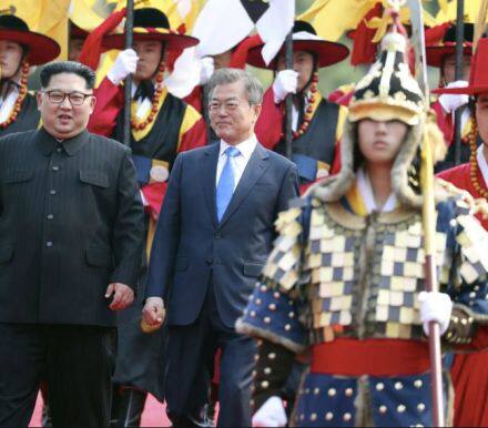 据韩联社报道，当地时间19日上午，朝鲜最高领导人金正恩和韩国总统文在寅举行第三次会晤的第二轮首脑会谈。会谈结束后，双方签署“9月平壤共同宣言”...