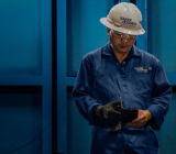 原油期货价格下跌，因上周美国活跃钻机增加，但油价仍距2015年中以来高点不远，受上周石油输出国组织(OPEC)和其他产油国同意延长减产支持