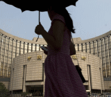 北京时间4月17日晚间，中国人民银行决定下调部分金融机构存款准备金率以置换中期借贷便利，旨在引导金融机构加大对小微企业的支持力度，增加银行体系资...