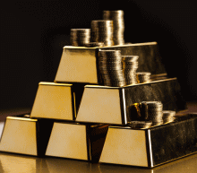 美国12月非农就业报告弱于预期，但薪资增长却透露积极的迹象，投资者普遍认为美联储不会脱离今年多次升息的轨道。技术面上显示黄金已有超买迹象，未来涨势或将被限制。操作上， 逢高沽空