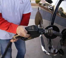 美国汽车协会(AAA)的一项调查显示，自3月份汽油价格上涨以来，美国人减少了开车、跑腿、购物或外出就餐。上个月一项针对1002名美国成年人的调查显示...