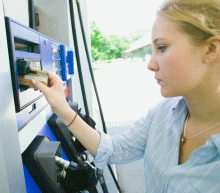 虽然美国API与EIA原油库存数据显示库存大幅下降，但并没有提振市场信心，俄罗斯表示不支持进一步减产的态度引发市场担忧，令油价重挫。不过市场现在的焦点转向凌晨公布的原油钻井数表现