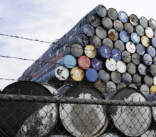 昨日EIA数据偏空但油价下跌不明显，仍处多头趋势中，IEA月报和OPEC延长减产的强劲利多消息巩固油市多头信心，但50美元整数关口压力可能非常大，短期内料仍维持高位震荡；操作上逢回调做多