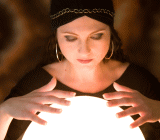 投资大师约翰·邓普顿（John Templeton）有一句名言：行情总在绝望中诞生，在半信半疑中成长，在憧憬中成熟，在充满希望中毁灭。如果看看1970～1980年代油价跟油价预测的历史，真的就是这样