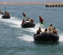 这一定位调整之际，受胡塞武装在红海袭击货轮的推动，石油创下了数月来的最大单周涨幅；观察人士预计袭击可能会持续数月。尽管如此...