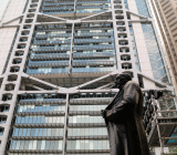 美股周二收跌，道指下跌超过230点。投资者仍在关注国际经贸局势的进展及并购交易消息。受国债收益率下降影响，银行板块普遍走低。今日开盘，港股恒生指数低开0.6%...