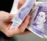 周五欧市盘中，英镑兑美元维持窄幅震荡走低之势，现交投于1.2549一线。英镑兑美元承受严重卖压，现已跌破5日移动均线1.2577，因美元走强施压汇价，美元指数跳涨至18个...