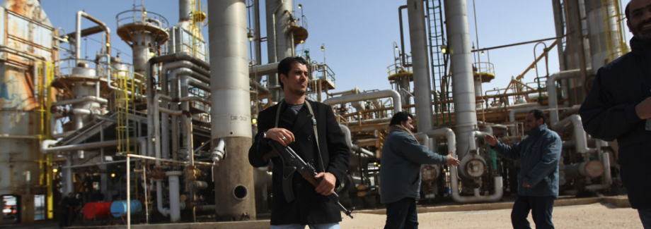 利比亚位于非洲北部地中海沿岸，陆邻埃及、苏丹、乍得、尼日尔、阿尔及利亚、突尼斯，北与南欧诸国隔海相望。国土面积176万平方千米，海岸线长1900千米。利比亚是20世纪60年代崛起的北非重要的油气生产国，其生产的油气主要出口欧洲，特别是意大利、德国和西班牙。利比亚1955年颁布了《利比亚石油法》 ，1961年和1965年分别对该法进行了两次修改。1978年后，利比亚实行经济国有化，采取了工人接管工厂、土地全民所有和取消私商等经济措施。1987年起，逐步放宽经济政策，鼓励伙伴企业，允许私人经商。利比亚是北非重要石油生产国。石油及其产品出口占利比亚出口总值的95%以上。石油是利比亚的经济命脉和主要支柱。20世纪50年代发现石油以来，石油开采发展很快，炼油工业也已迅速崛起。2003年初，石油储量为295亿桶，天然气储量为46．4万亿立方英尺。　1969年卡扎菲上台执政后，通过国有化确立国家对外国石油公司在利比亚的经营活动的控制权，并扩大国家参与石油工业的权力。1986年3月以前，利比亚在政府机构中设有利比亚石油部，负责利比亚全国石油和天然气的生产与销售。20世纪80年代后期，随着组建国家石油公司的浪潮，利比亚石油部被撤销，油气管理工作由利比亚国家石油公司负责，利比亚国家石油公司成为政府制定关于油气方面政策的决策机构，并控制全国三分之二的石油生产