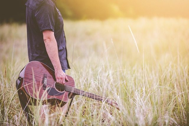 can you plug headphones into a guitar