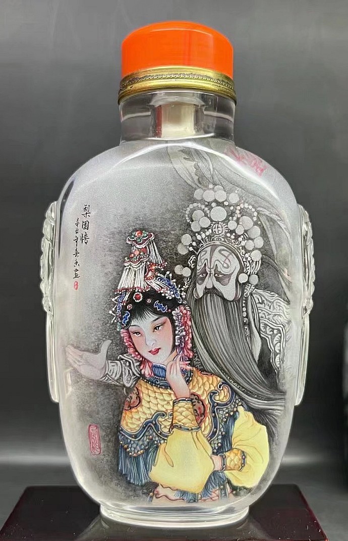 The natural white crystal inside the painting snuff pot 