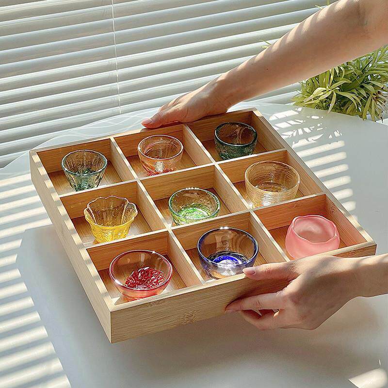 日本の色付きガラス製酒杯セット、9つの仕切りがある茶碗、ミニ酒/白酒杯、ガラス製の酒器。