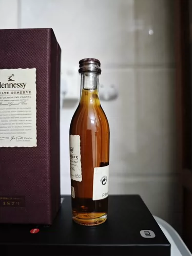 Переложите право набирать товары и выпустить небольшие украшения Hennessy 1873, и не возвращайтесь или обмениваются, если они продаются.