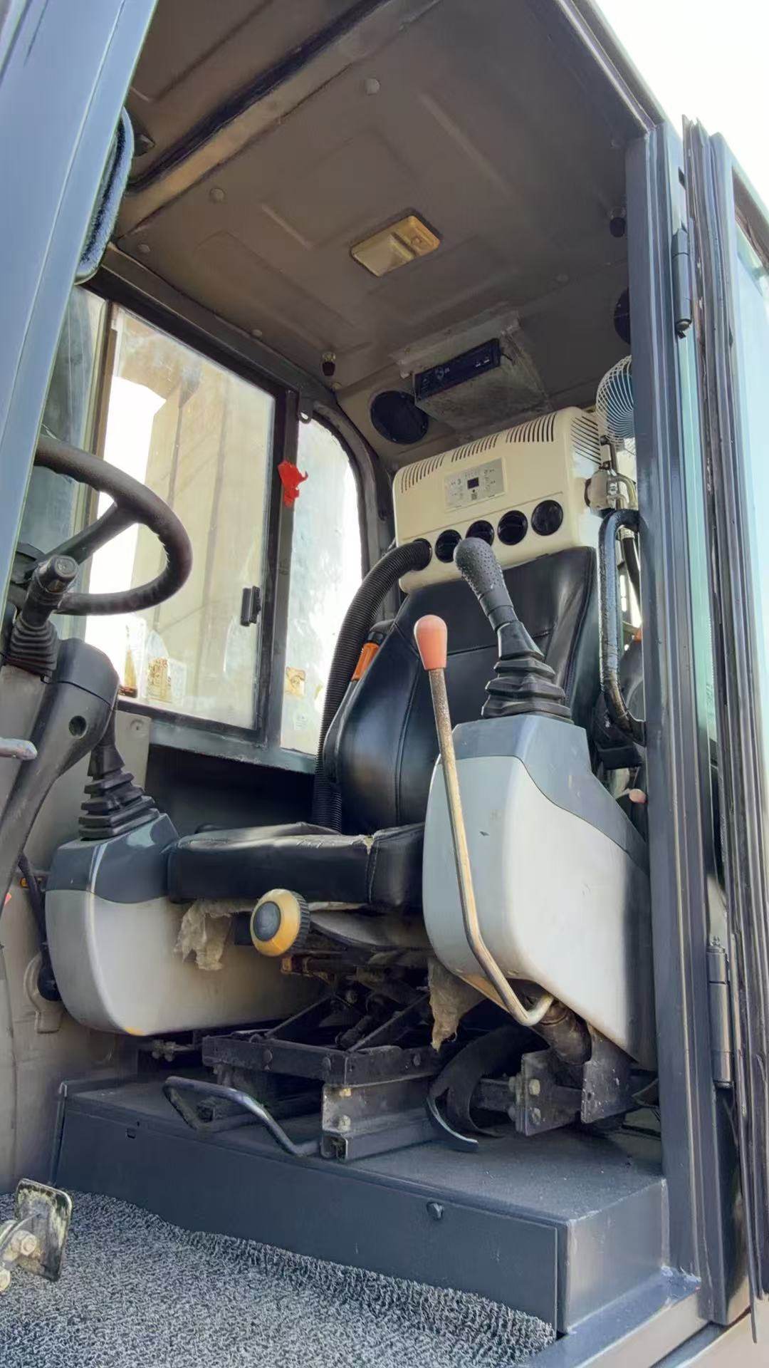 1月24日泉州新源轮式挖掘机一台带夹子带挖斗网络拍卖公告