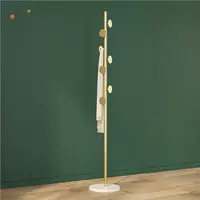 Обновить белый рок -тарелка золотистого шарового торта