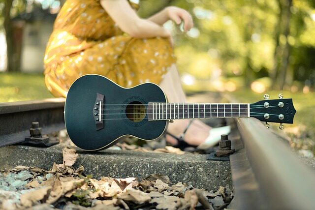 how to play a ukulele