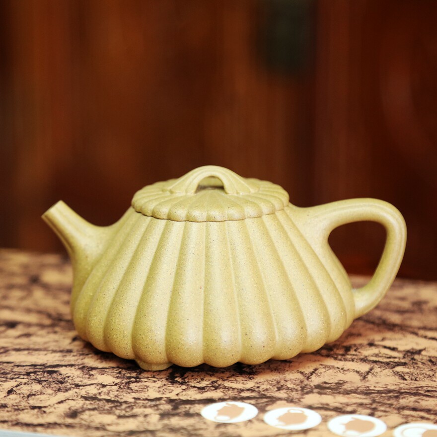 Yixing purple clay pot famous (Linghua stone scoop) craftsman Mr. Yang made high-quality gold sand section