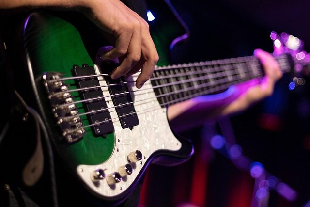 who played the bass in the beatles