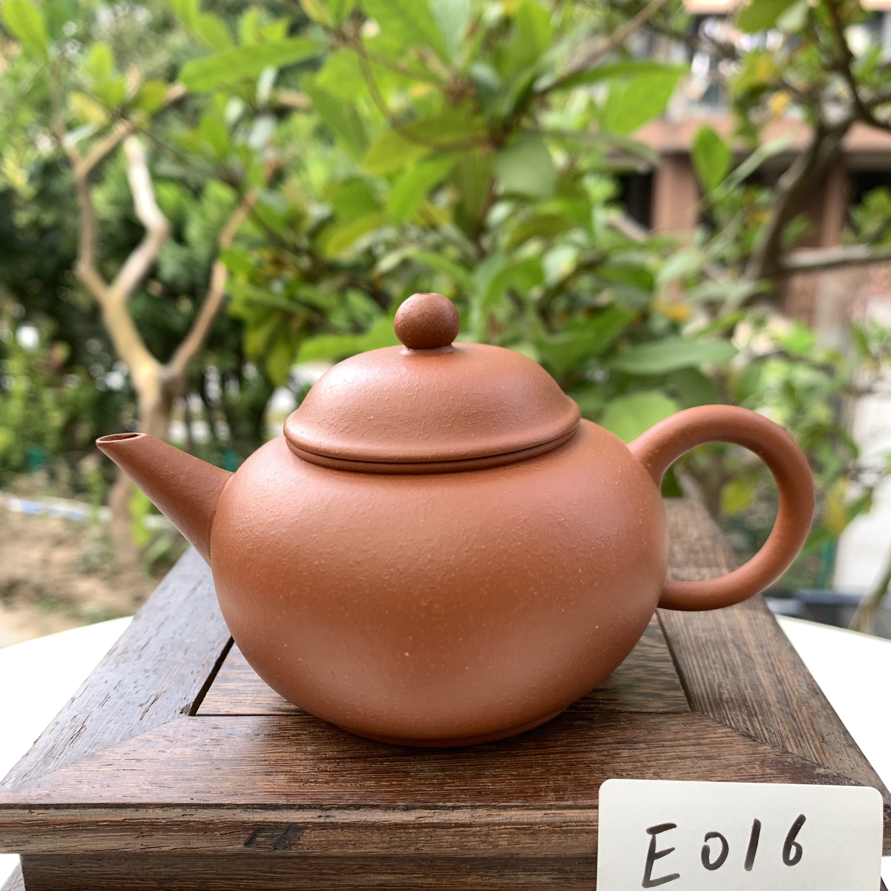 宜興紫砂金蟾彫刻  文房具 茶道具  極細工 装飾品 現代工芸品 美術品 已售出）*現貨太古**新品*【小號菊花筋紋】全手工原礦祥陶青32瓣
