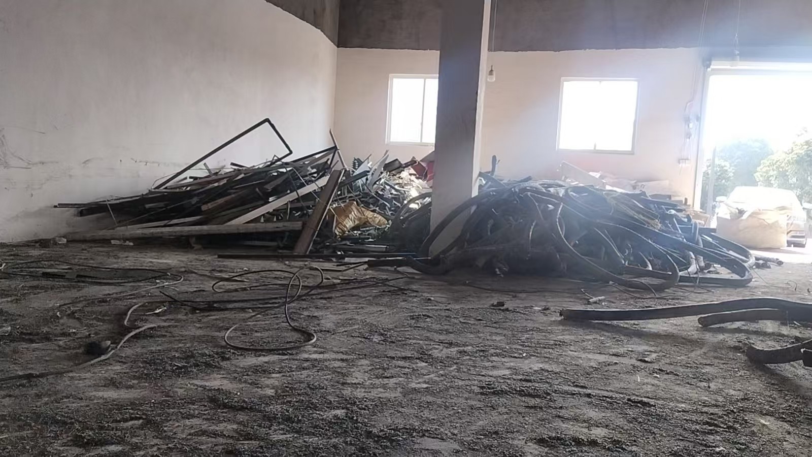 1月22日湖州处置报废铜芯电缆一批，报废变压器3台，铝材约3吨左右，取款机7台，仓库内所有物资打包处理网络拍卖公告